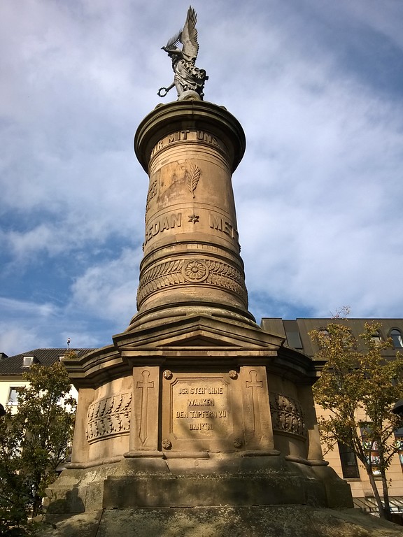 Kriegerdenkmal "Siegessäule" auf dem Siegburger Marktplatz (2014)