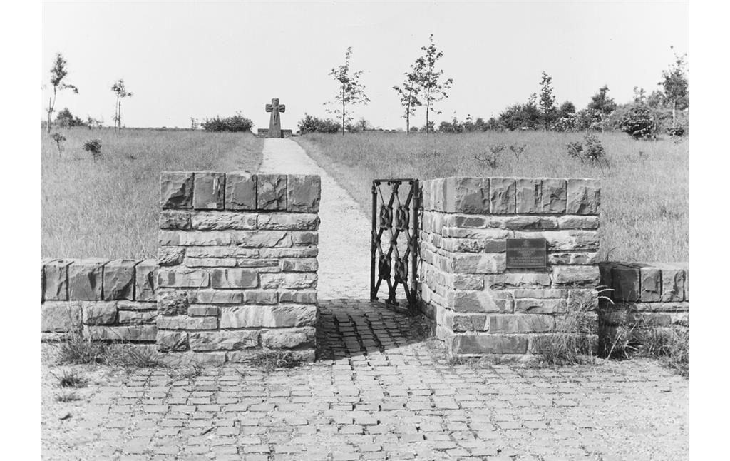Bild 12: Eingangsbereich der Kriegsgräberstätte Vossenack. Nach Angaben des Volksbundes stammt das Foto vom Juni 1958.