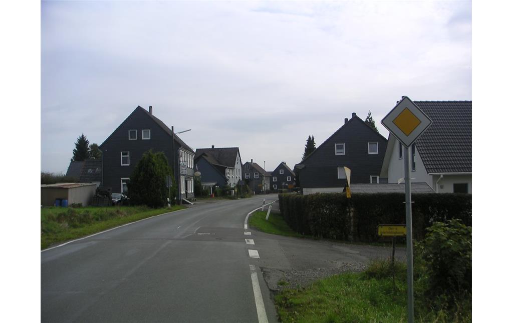Historischer Ortskern von Dreibäumen mit verschieferten Wohngebäuden (2007)