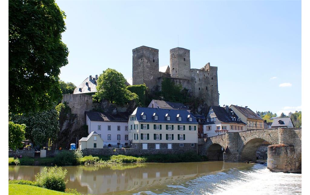 Burg Runkel vom rechten Lahnufer aus gesehen (2021)