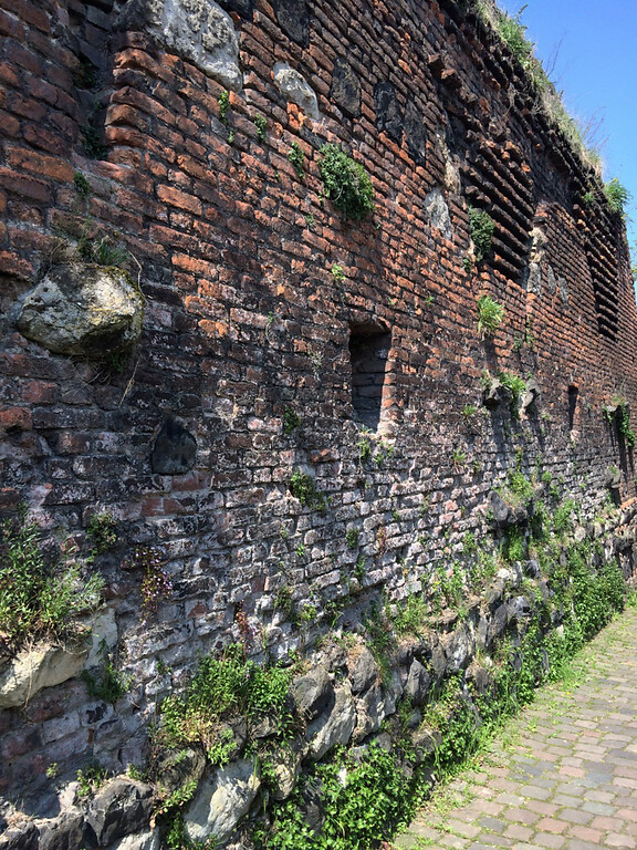 Innenseite der westlichen Außenmauer der Stadt Zons (2018)