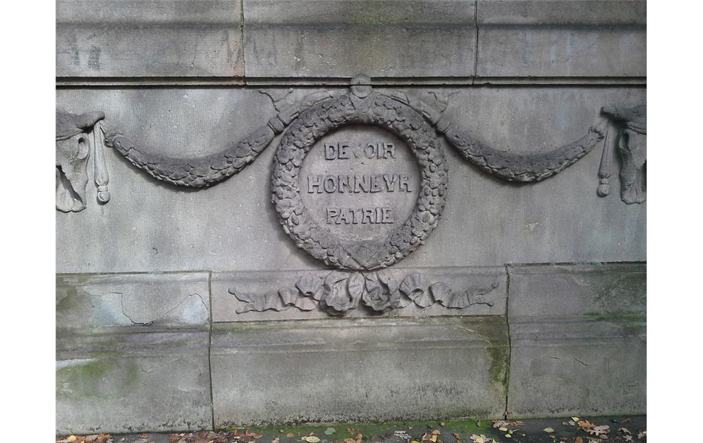 Inschrift im Sockel des Ehrenmals auf dem Franzosenfriedhof in Voerde (2013)
