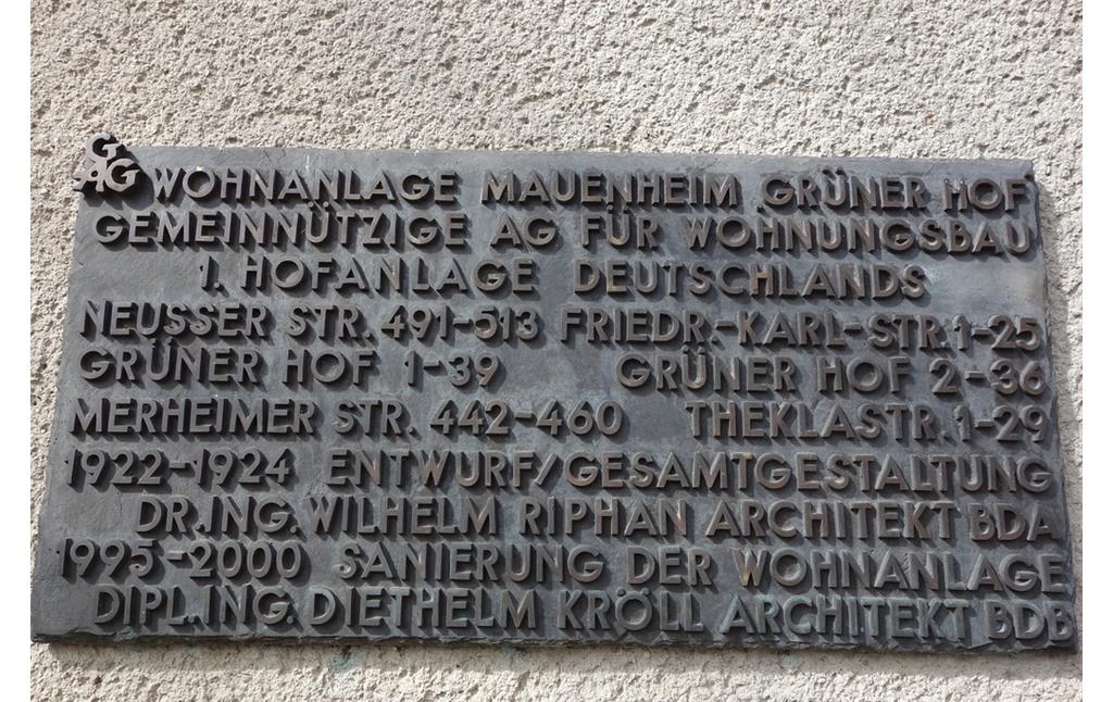 Inschrift mit Eckdaten zur Entstehung der Siedlung "Grüner Hof" in Köln-Mauenheim (2016)