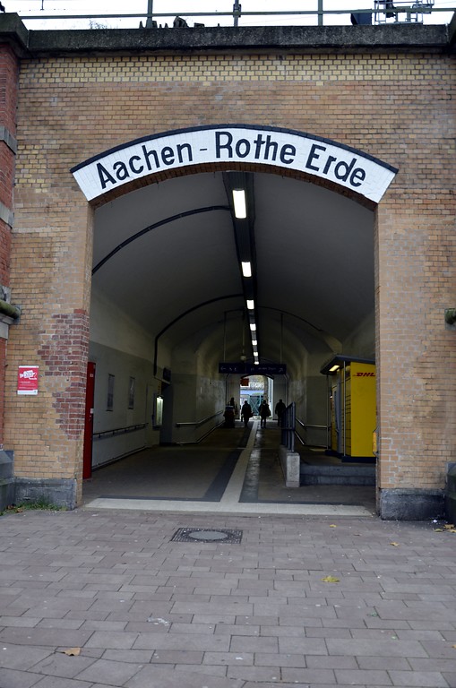 Zugang zum Bahnhof Aachen-Rothe Erde in der Beverstraße in Aachen (2014)