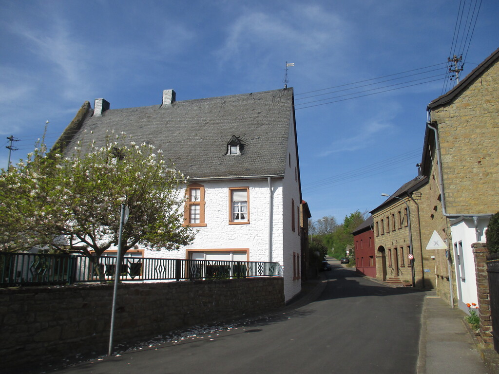 Gegenüber der Burg Pissenheim befindet sich eine Winkelhofanlage aus Bruchstein. (2015)