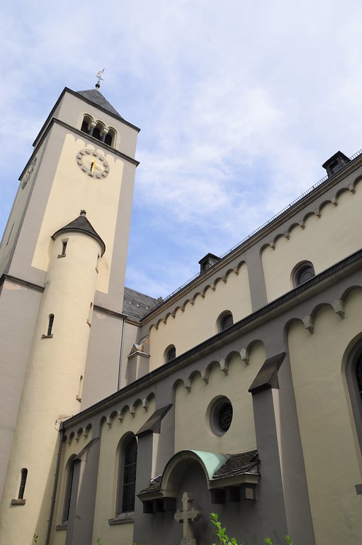 Blick auf den Glockenturm der Basilika St. Mariä Heimsuchung in Rhöndorf gen Südosten (2019).