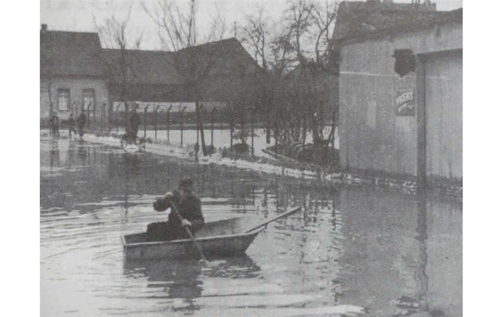 Abbildung 7: Hochwasser 1947 auf dem Marktplatz Ecke Johannisstraße (2013)
