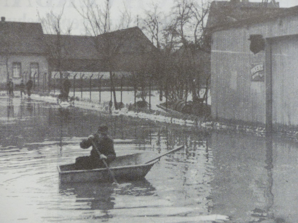 Abbildung 7: Hochwasser 1947 auf dem Marktplatz Ecke Johannisstraße (2013)