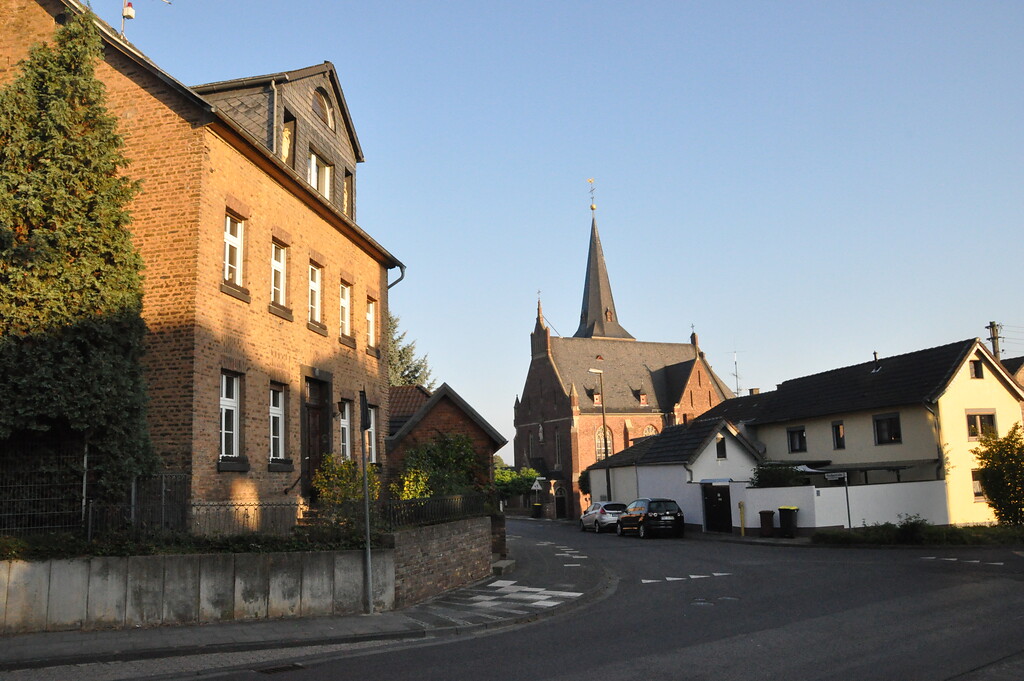 Katholische Kirche St. Ägidius und das Pfarrhaus in Hemmerich (2014)