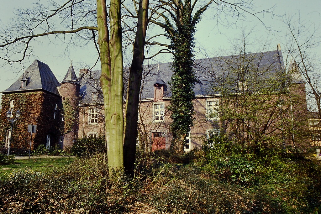 Issum (1990), Haus Issum