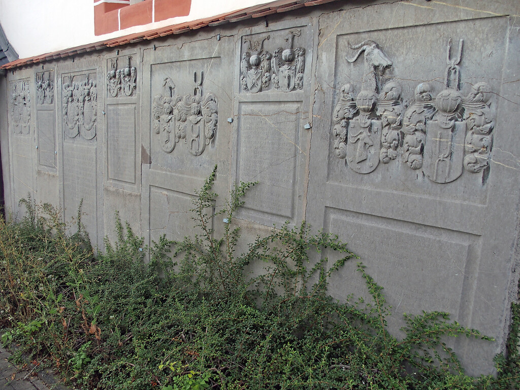 Epitaphe aus Lahnmarmor auf dem Friedhof von St. Georgen (2020)