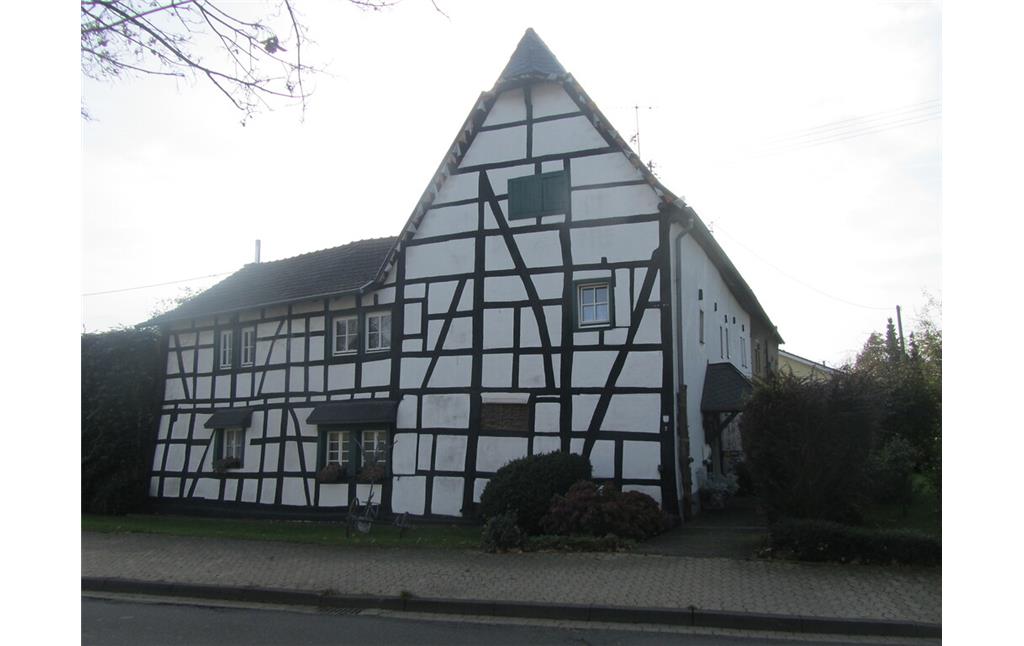 Fachwerkgebäude der sogenannten Burg Flerzheim mit unregelmäßigem Fachwerk und kleinen Fensteröffnungen (2014)