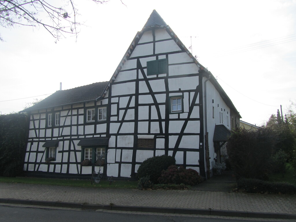 Fachwerkgebäude der sogenannten Burg Flerzheim mit unregelmäßigem Fachwerk und kleinen Fensteröffnungen (2014)