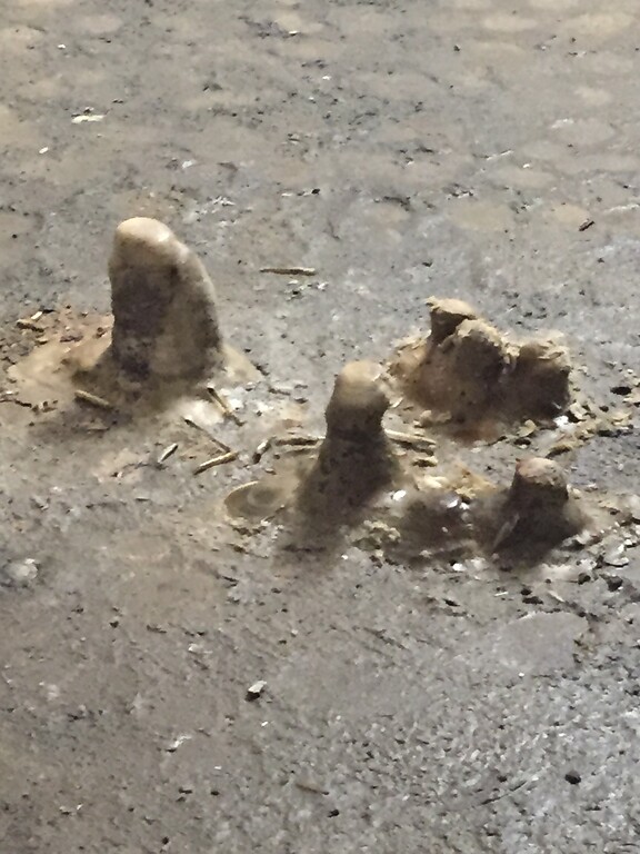 Stalagmiten auf dem Boden des Bunkers (2020)