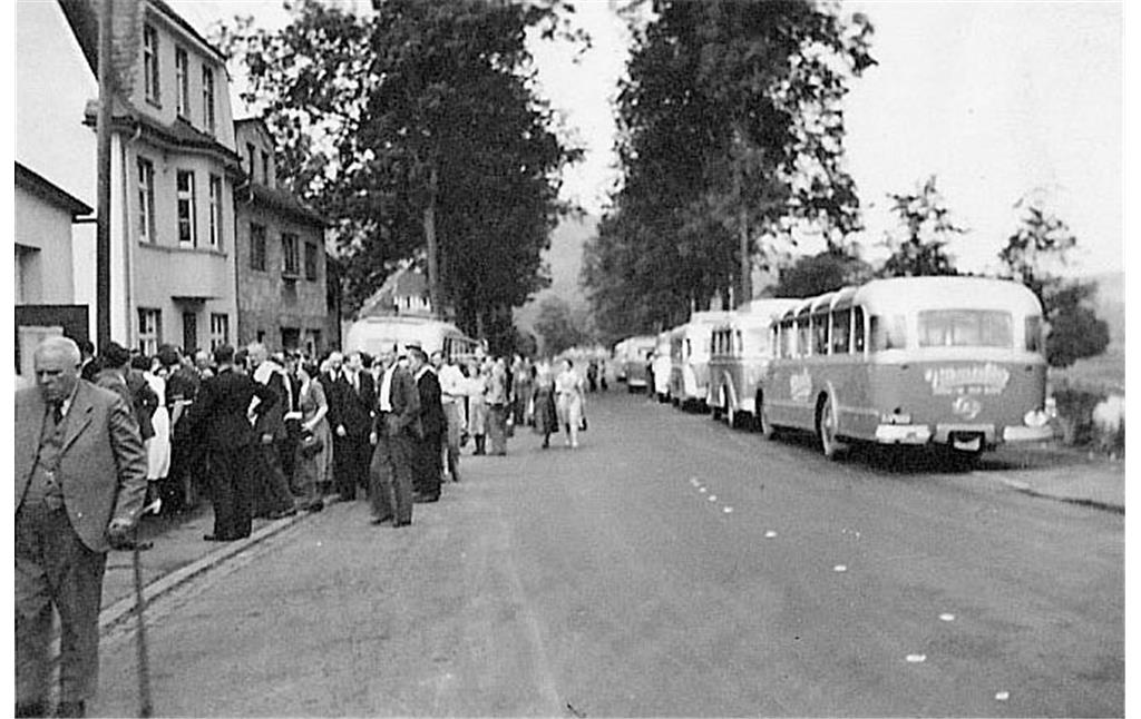 Busse vor Hotel Rödder (um 1950)