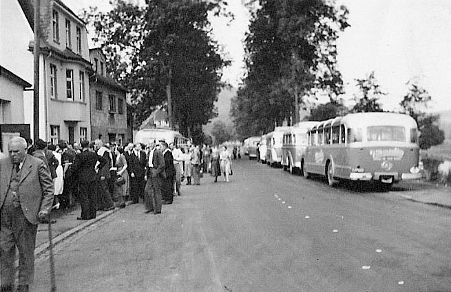 Busse vor Hotel Rödder (um 1950)