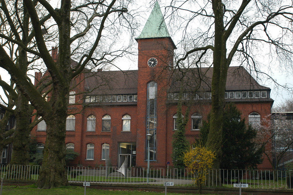 Verwaltungsgebäude der Zeche Rheinpreußen I in Duisburg-Homberg mit Uhrenturm (2006)