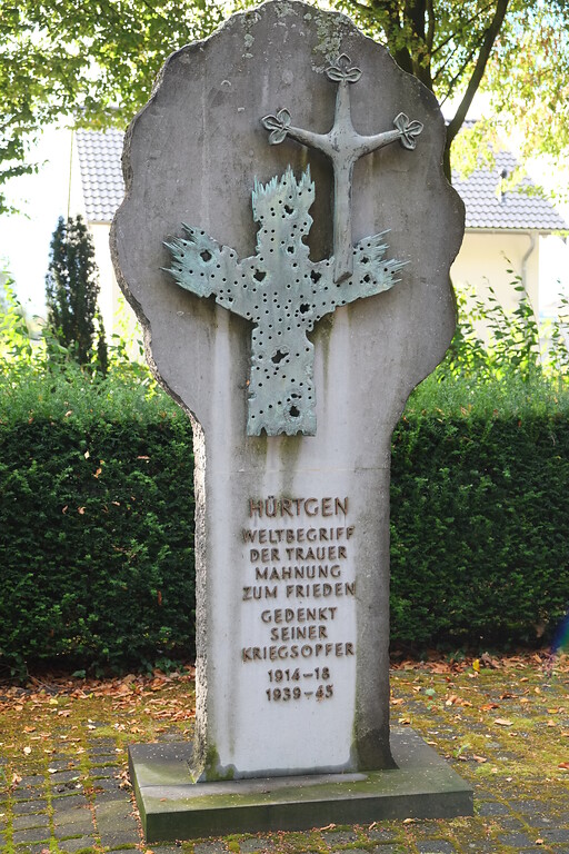 Bild 2: Das Mahnmal auf dem Gemeindefriedhof Hürtgen (Aufnahme vom 10.11.2016).