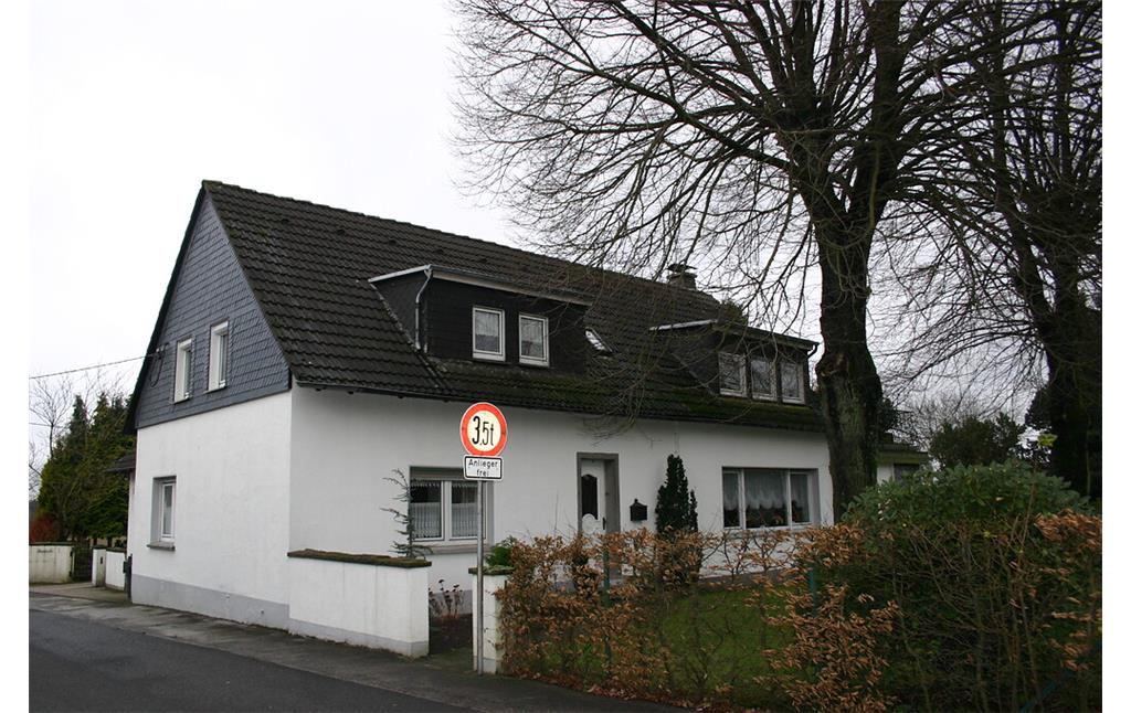 Das traufständige Gebäude wurde zwischen 1840 und 1870 in Freudenberg errichtet (2008)