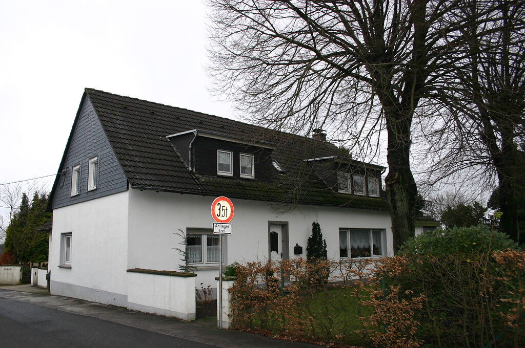 Das traufständige Gebäude wurde zwischen 1840 und 1870 in Freudenberg errichtet (2008)