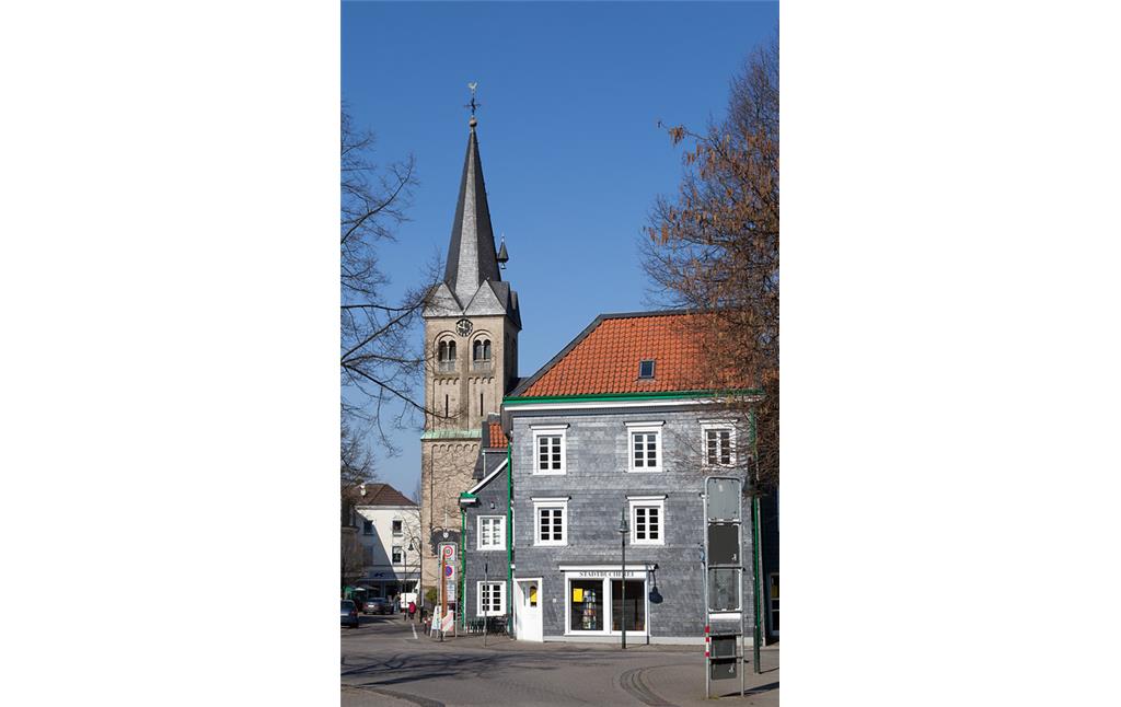 Burscheid, Hauptstraße 38 und 46, Evangelische Kirche und Stadtbücherei
