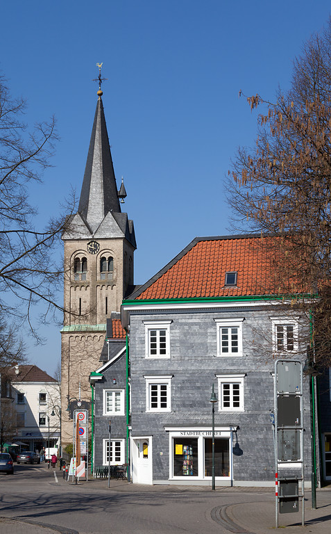 Burscheid, Hauptstraße 38 und 46, Evangelische Kirche und Stadtbücherei