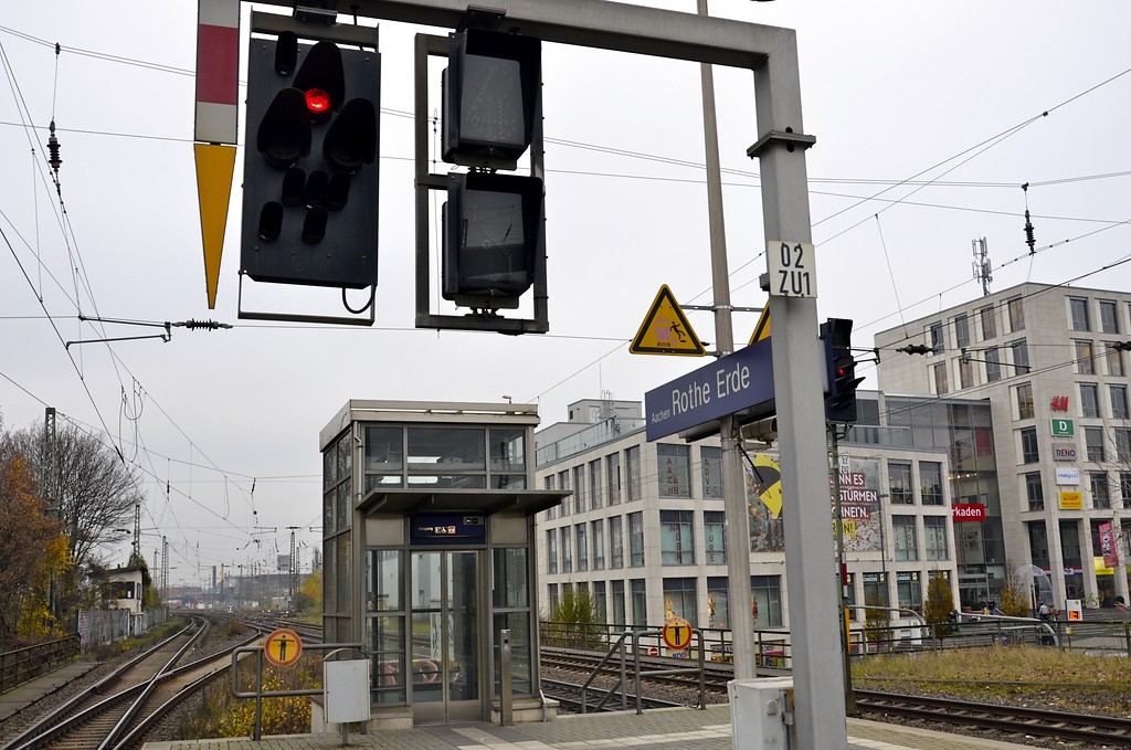Signalanlage und Personenaufzug auf dem Bahnsteig des Bahnhofs Rothe Erde in Aachen (2014)