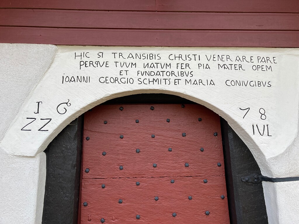 Inschrift der St. Andreas-Kapelle in Biesenbach (2021)