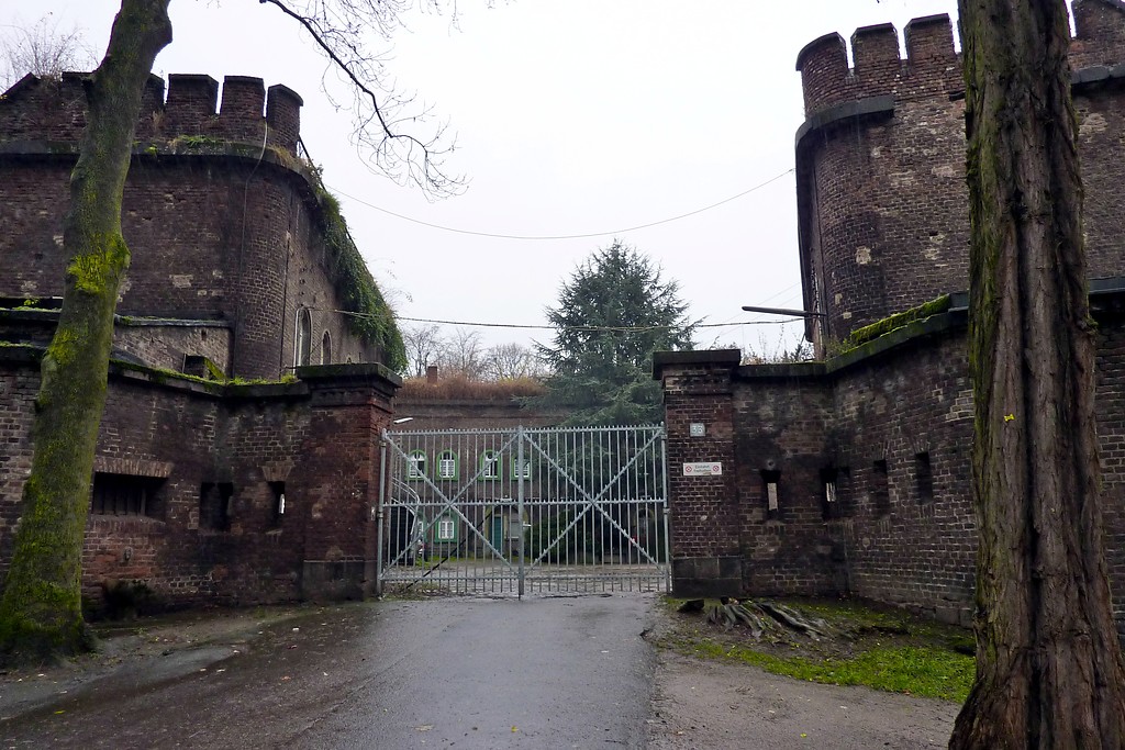 Eingangstor zum Innenbereich des Reduit des Fort X in Köln (2014)