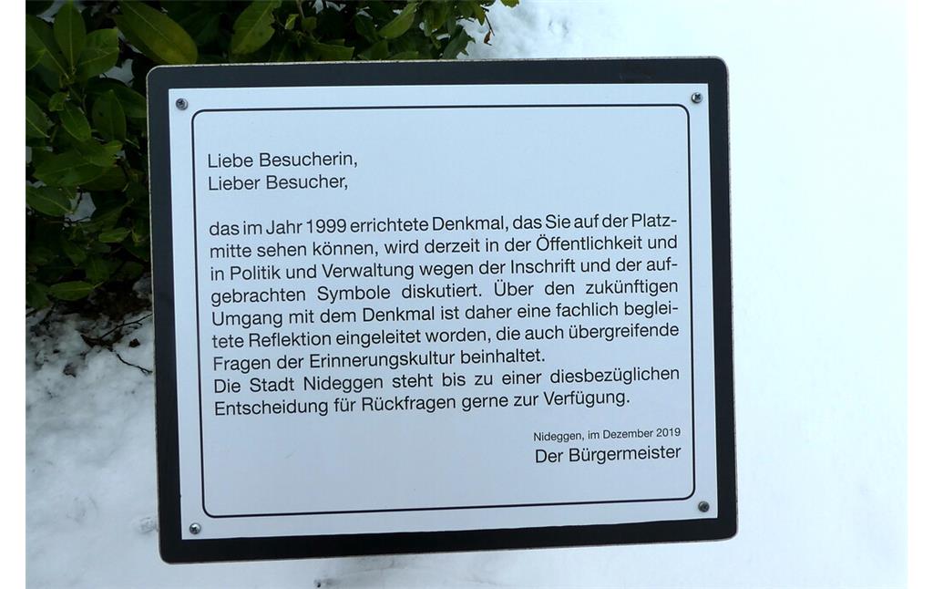 Bild 4: Die zweite Fassung einer Hinweistafel zum Gedenkstein in der Grünanlage Nideggen-Schmidt mit Erläuterungen zum weiteren Vorgehen mit dem umstrittenen Stein vom Dezember 2019 (Aufnahme vom 28.02.2020).