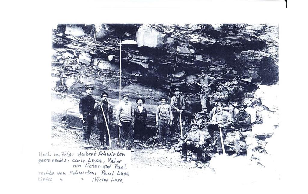 Historische Aufnahme der Arbeiter im Steinbruch bei Ründeroth (Anfang 20. Jahrhundert)