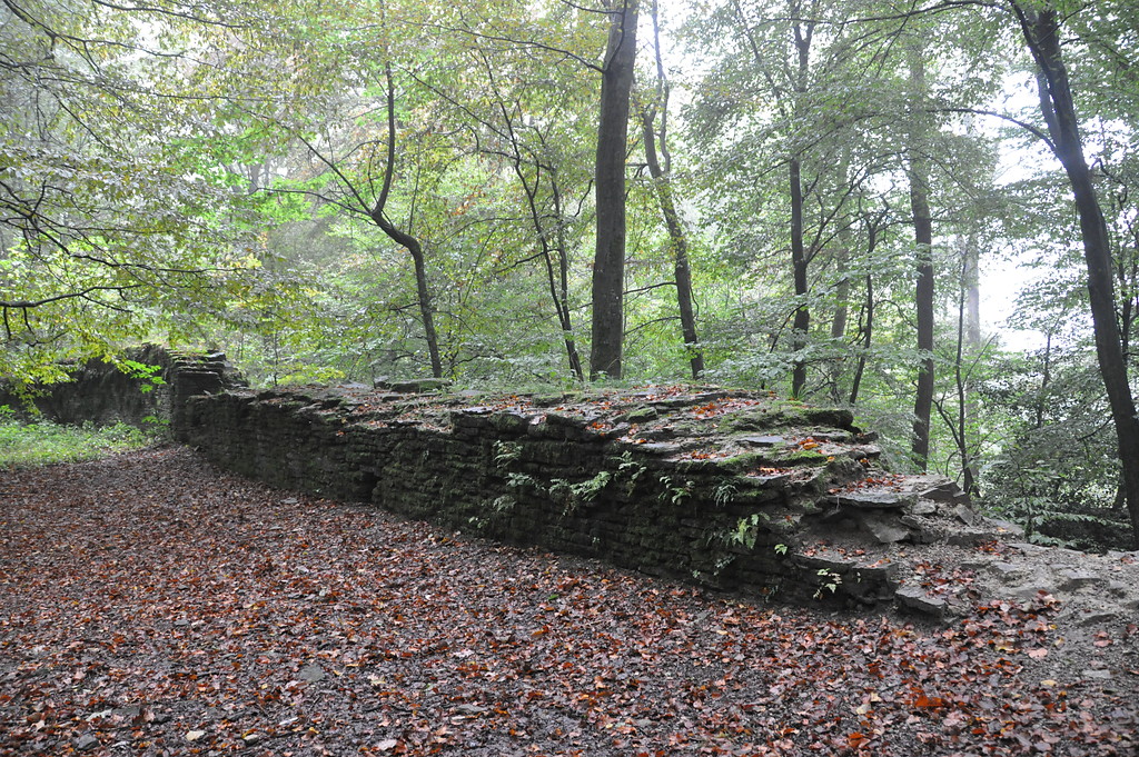Mauerreste an der Nordseite der Burgruine Neuenberg, Lindlar (2014)