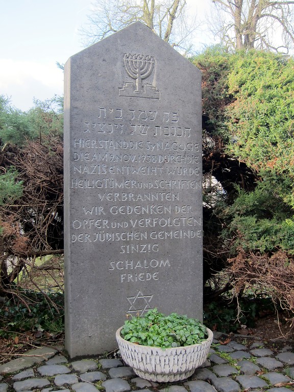 Gedenkstein für die Opfer nationalsozialistischer Verfolgung am ehemaligen Standort der Synagoge in Sinzig (2015)
