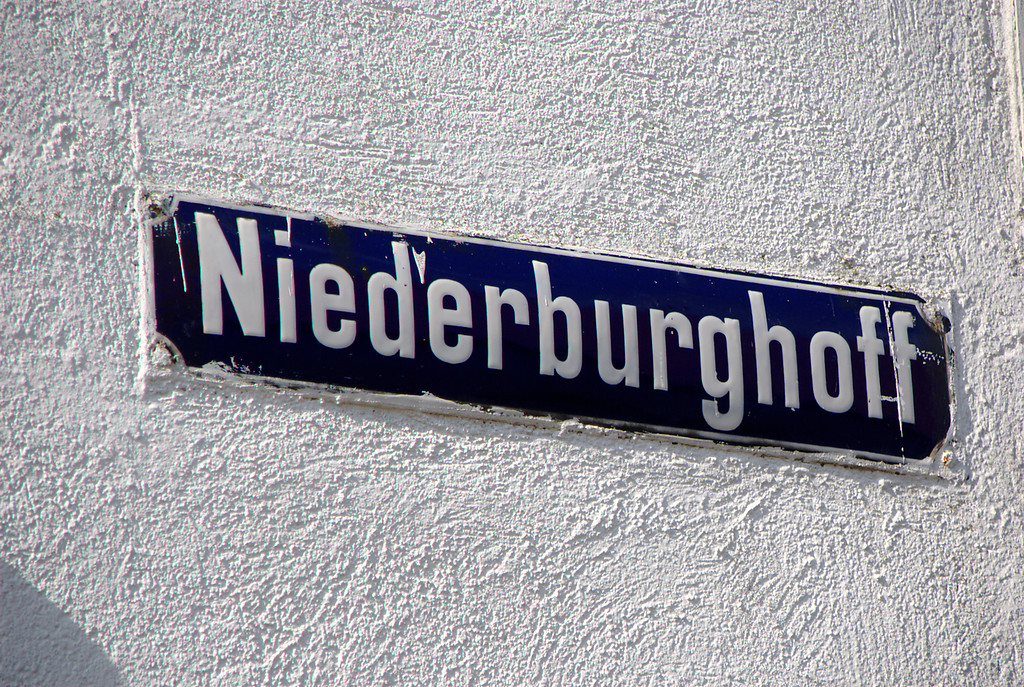 Straßenschild in Niederburghof (2008)