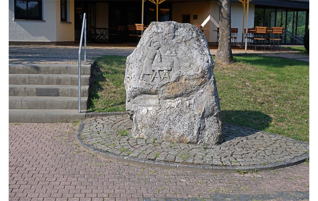 Marmorfindling vor der König-Konrad-Halle, Villmarer Lahn-Marmor-Weg; Rundweg 1 (2019)