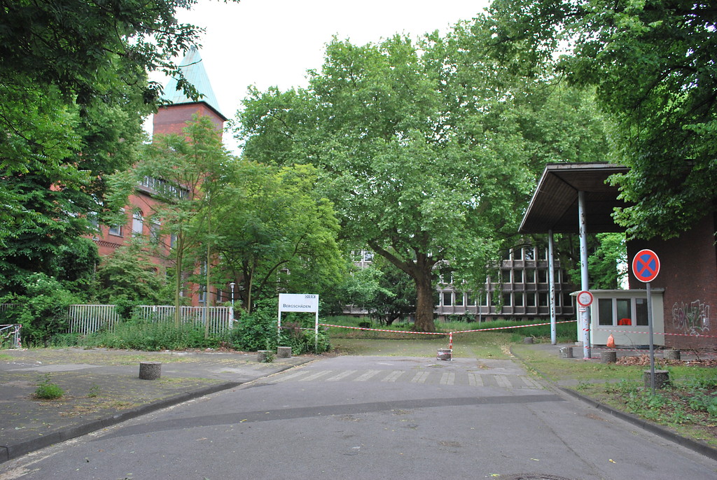 Links im Bild ist das alte Verwaltungsgebäude der Zeche Rheinpreußen I/II von 1903/04 mit seinem charakteristischen Uhrenturm zu sehen, im Hintergrund der Erweiterungsbau der Nachkriegszeit und links vorne das Pförtnergebäude (2015).