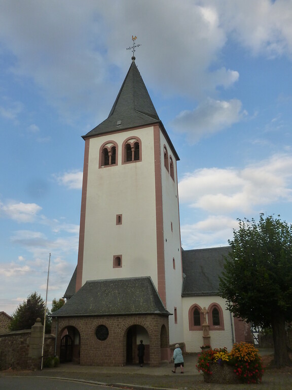 Pfarrkirche St. Andreas in Glehn mit spätromanischem Turm (2014)