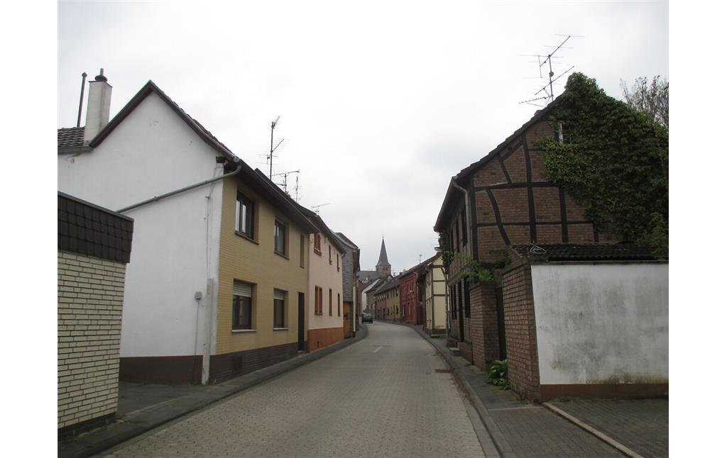 In Lommersum sind die Häuser wie hier in der Zunftgasse überwiegend traufständig angeordnet. Zahlreiche Häuser sind in Fachwerkbauweise errichtet, viele Fassaden sind mit Backsteinmauerwerk gestaltet. (2015)