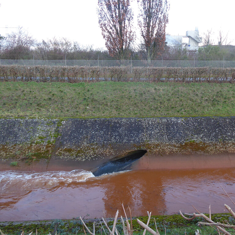 Abbildung 7: Einmündung des Klärwassers aus der Zentralen Kläranlage Pulheim. Eisenocker im Randkanal aus dem Sümpfungswasser des Braunkohletagebaus (2020)