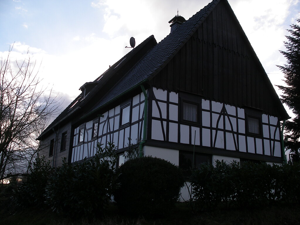 Das Fachwerkhaus gehörte im 19. Jahrhundert zum größten Hof des Weilers (2008)