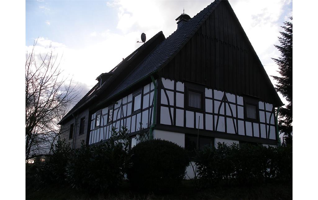 Das Fachwerkhaus gehörte im 19. Jahrhundert zum größten Hof des Weilers (2008)