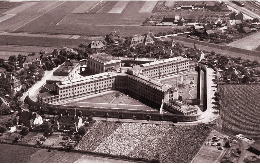 Luftbildaufnahme der 1914 eröffneten Haftanstalt Rheinbach in der markanten Kreuzbauweise nach englischem Vorbild (Aufnahme um 1930).