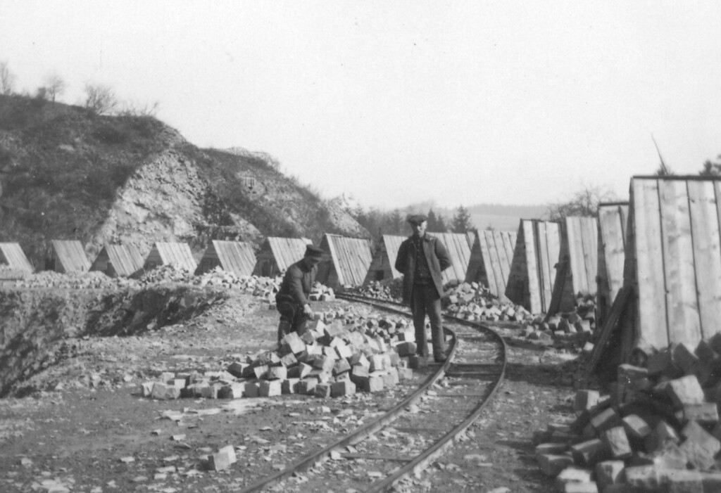 Kipperhütten im Steinbruch Eichhardt bei Wiehl. (um 1930)