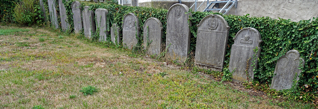 Grabsteine aus Lahnmarmor bei der evangelischen Kirche Schupbach (2020)