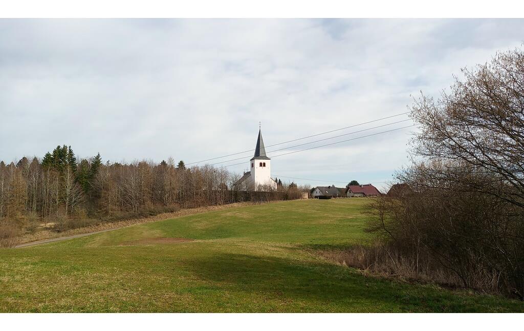 Ansicht der katholischen Pfarrkirche St. Cyriakus in Weyer von Westen aus. Es besteht eine Blickbeziehung zu Kallmuth. (2022)