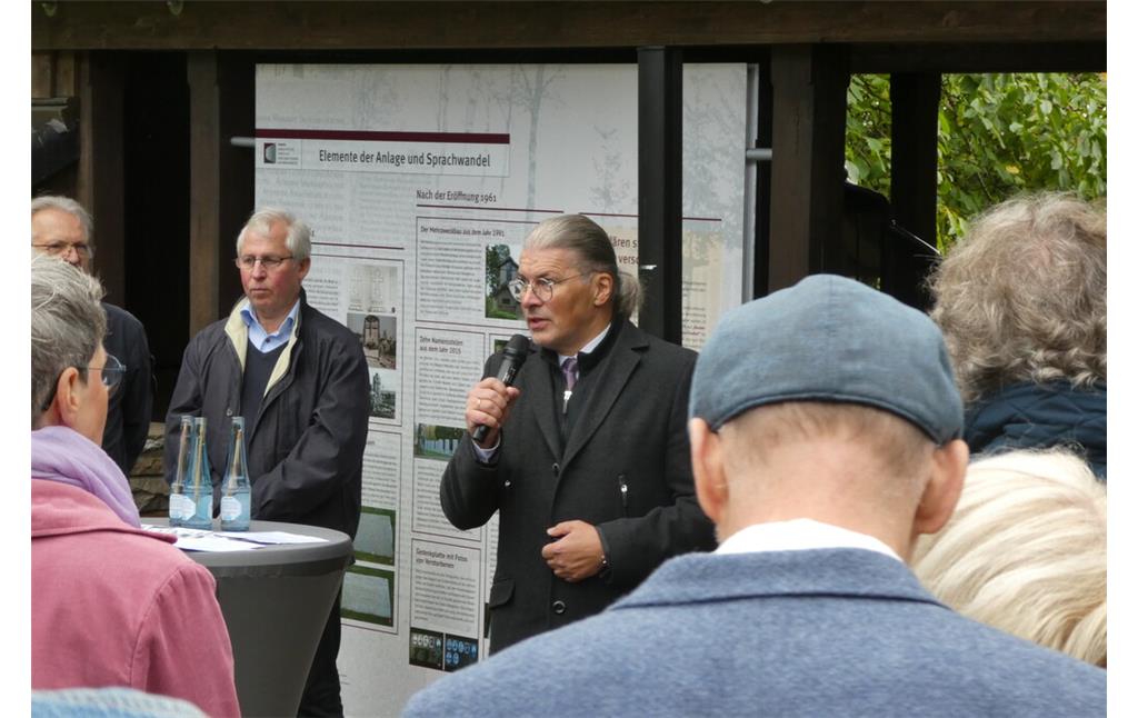 Bild 37: Bürgermeister Bernd Goffart am 19.10.2023 bei der Eröffnung der Dauerausstellung an der sowjetischen Gräberstätte Rurberg.