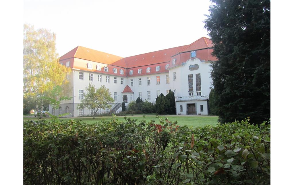 Das dreiflügelige Gebäude des St. Josef Lyzeums in Rheinbach tragt ein Mansardwalmdach (2014)
