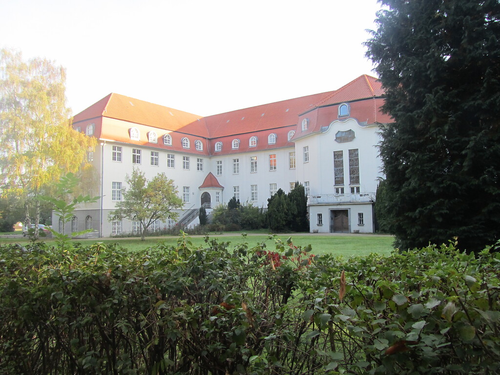 Das dreiflügelige Gebäude des St. Josef Lyzeums in Rheinbach tragt ein Mansardwalmdach (2014)