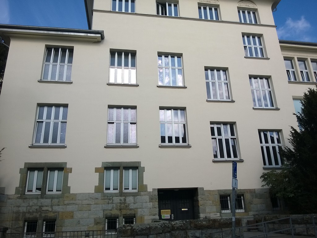 Vorderfront und Haupteingang zur Karlschule in Bonn (2014)