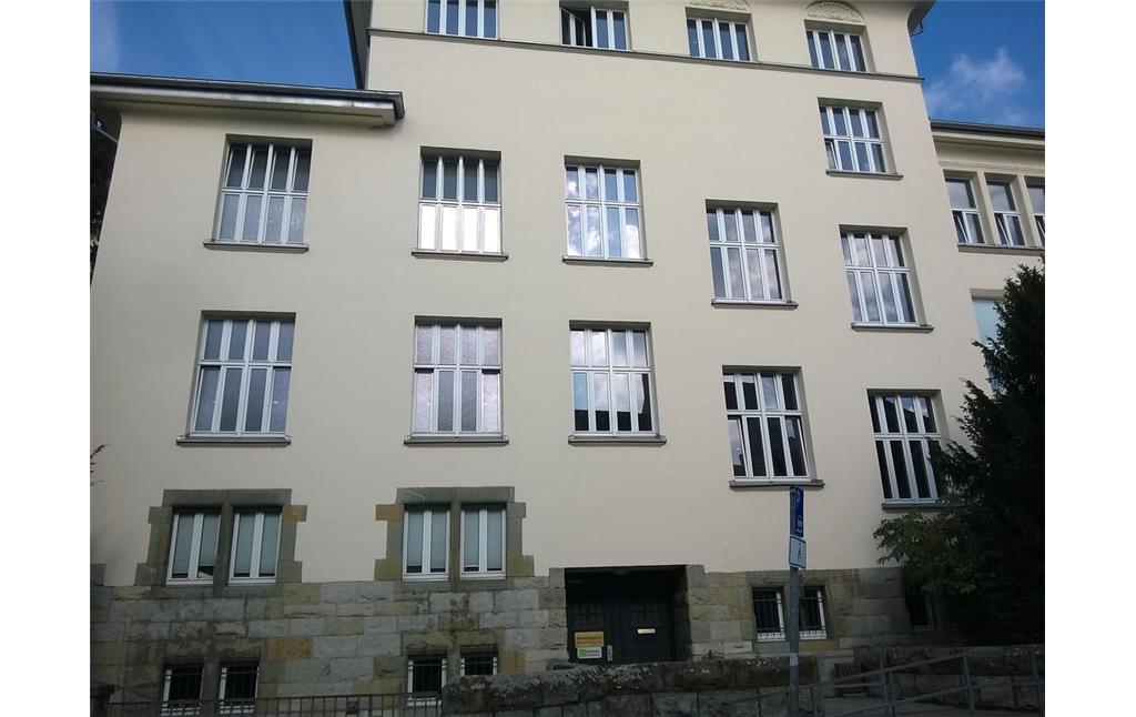 Vorderfront und Haupteingang zur Karlschule in Bonn (2014)